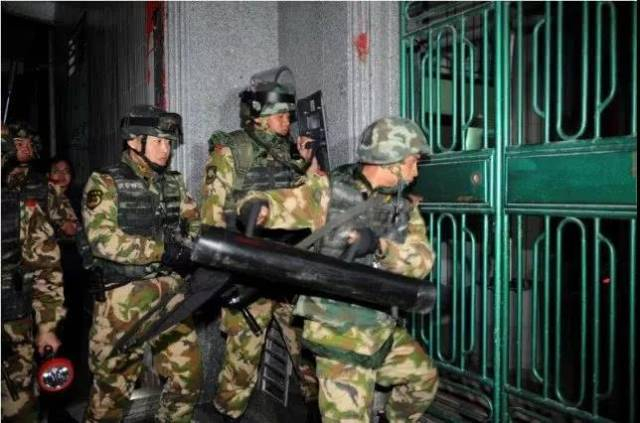 广东警方清剿博社村行动中，边防武警破门攻坚。景国民摄