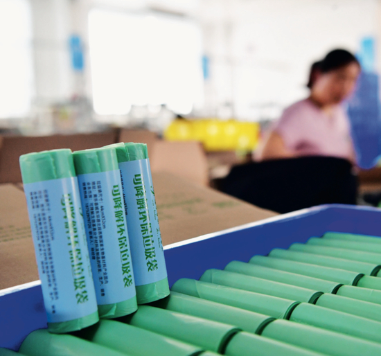  河南省南乐县生物基材料产业园生产的可降解环保垃圾袋。图/新华