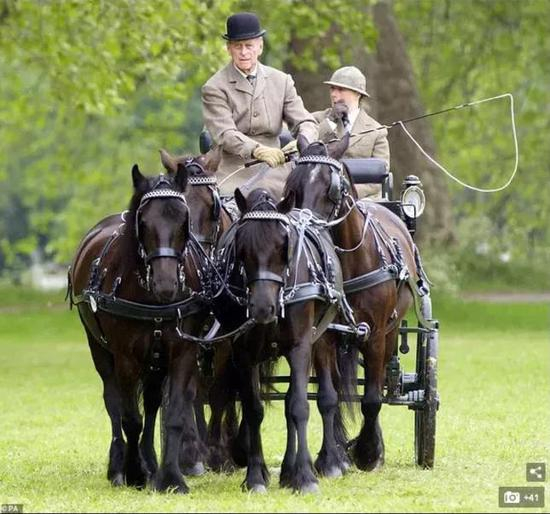 ·菲利普亲王驾驶马车。