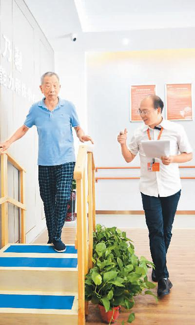 在湖南长沙康乃馨老年呵护中心，老年人能力评估师王帝权（右）为一名老人做生活自理能力评估。新华社记者 戚晓毅摄