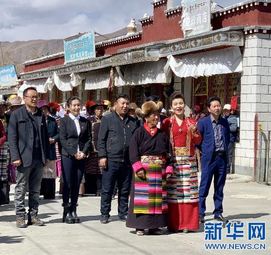 歌手次仁央宗（右二）和央金老人（右三）。新华网 达珍 摄