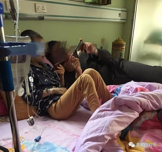 ▲4月3日下午，雏菊之家的志愿者正在陪洋洋玩游戏。&nbsp; &nbsp; &nbsp;新京报记者 周世玲 摄