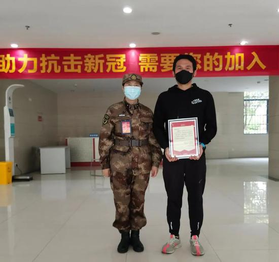  038号志愿者任超结束14天的医学观察隔离，与偶像陈薇院士拍下合影。