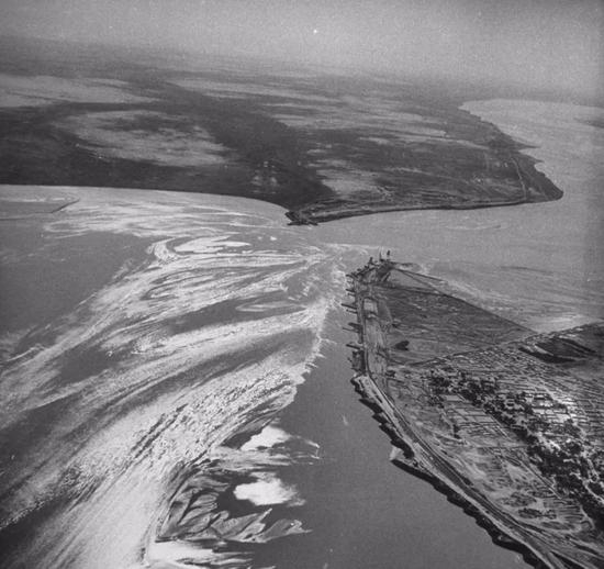  ▲&nbsp;黄河花园口决堤处，1946年。供图/老姚