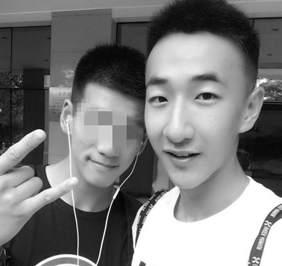 刘代旭（右一）