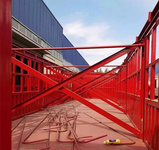 ▷改装后的“百吨王”，车厢内进行了加固处理