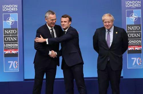 2019年12月4日，在英国伦敦，北约秘书长斯托尔滕贝格（左）、英国首相鲍里斯·约翰逊（右）与法国总统马克龙（中）参加欢迎仪式。新华社/美联