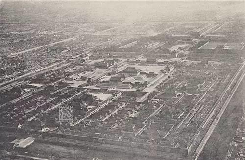 自西北向东南方向看紫禁城。摘自《气球下的中国》