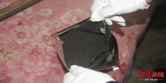  △&nbsp;警方从朱某贵家起获的黑火药。