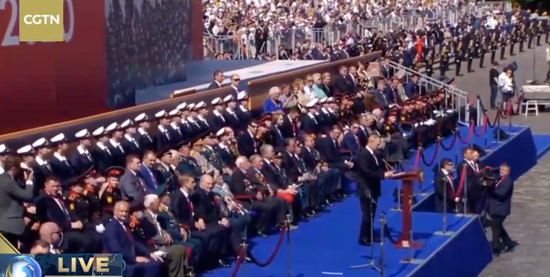  多国领导人代表落座阅兵台。/CGTN直播截图