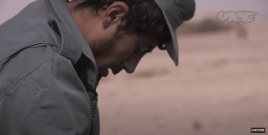 （图说：安德森发现，一些基层警察在工作时间吸食毒品，意识不清。视频截图）