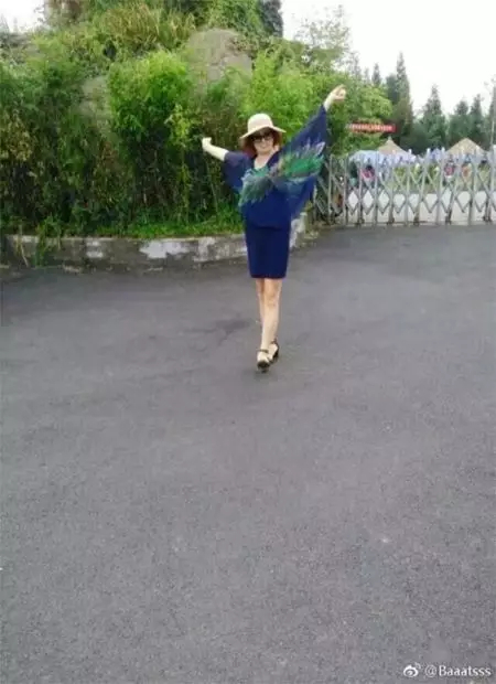 丝巾和衣服融为一体