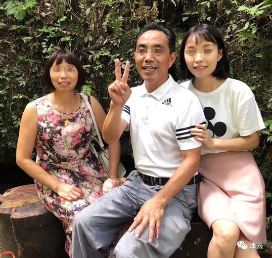  康乐和父母的合影