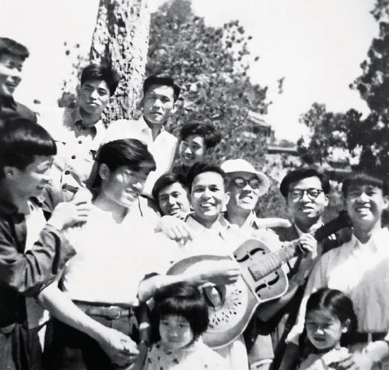  1957年5月19日，《红楼》编辑部成员游览颐和园，林昭拍下此照片。怀抱吉他者为谢冕。 图/受访者提供