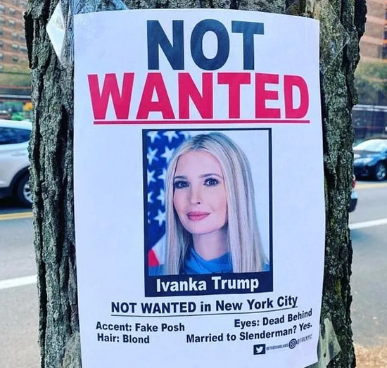 ·“不欢迎伊万卡”的小广告贴在纽约马路边的树上。