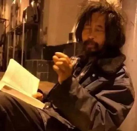 　沈巍在路边看书。