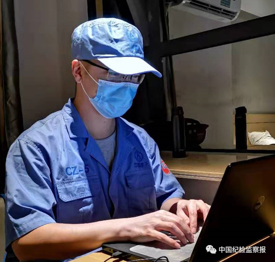王鹏在海南文昌发射现场工作中。图为受访者提供
