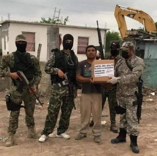  墨西哥毒贩”送温暖“，与接收物资者合影。