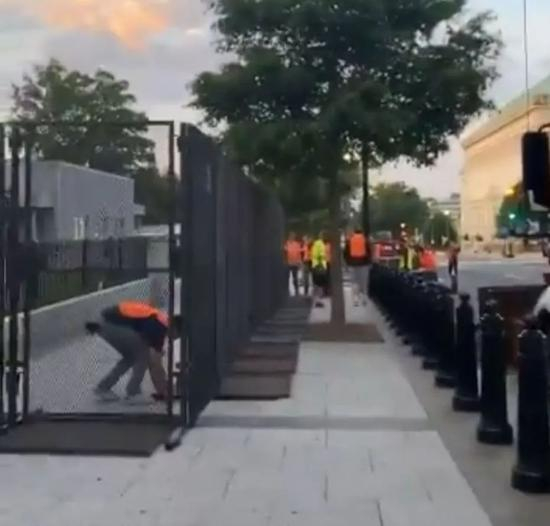  白宫外增建防护栅栏。/福克斯新闻视频截图