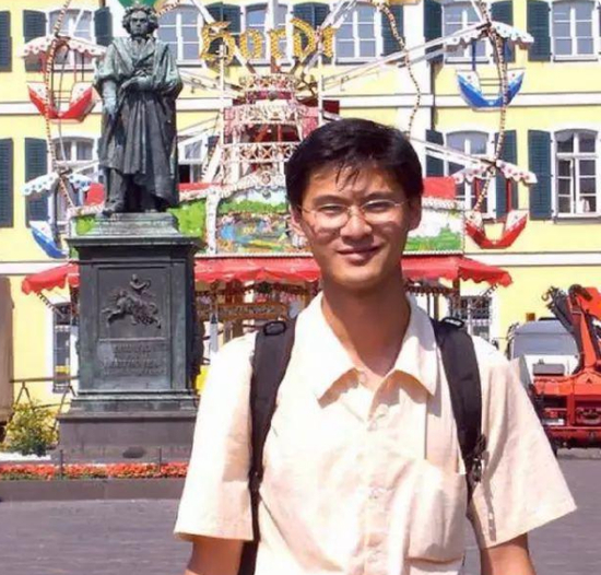  ·年轻时的罗翔。