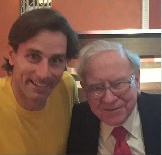  ·小佩洛西（左）2016年与巴菲特合影。