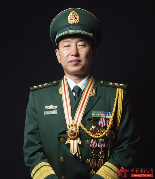 武警新疆维吾尔自治区总队某支队支队长王刚，是赴汤蹈火、冲锋陷阵的反恐英雄（7月27日摄）。新华社 图