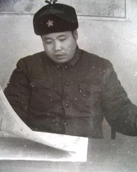  在军营时的二月河。