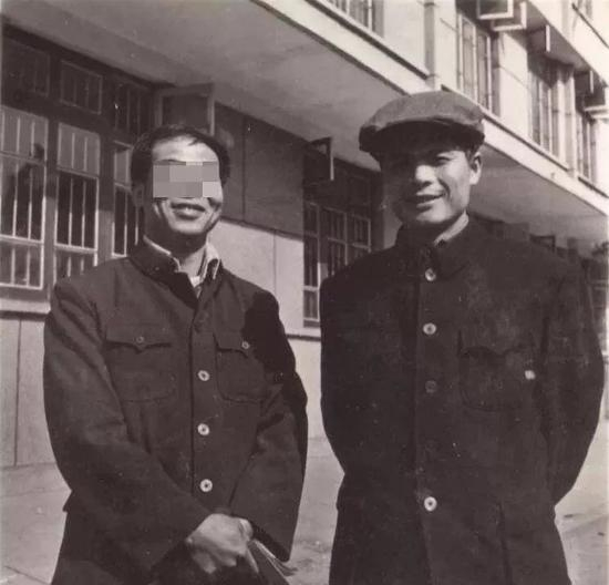 邓世平（图右）&nbsp; 图源网络