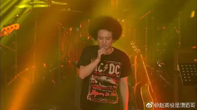 ·2018年12月1日，赵英俊在舞台上演唱《清风徐来》。