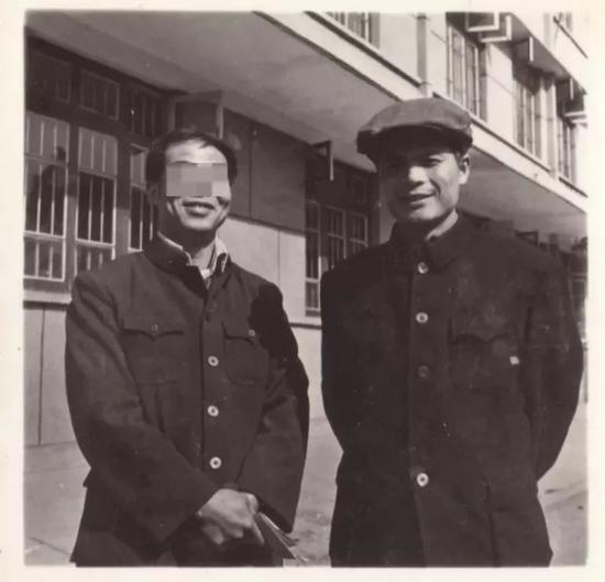  邓世平（右）