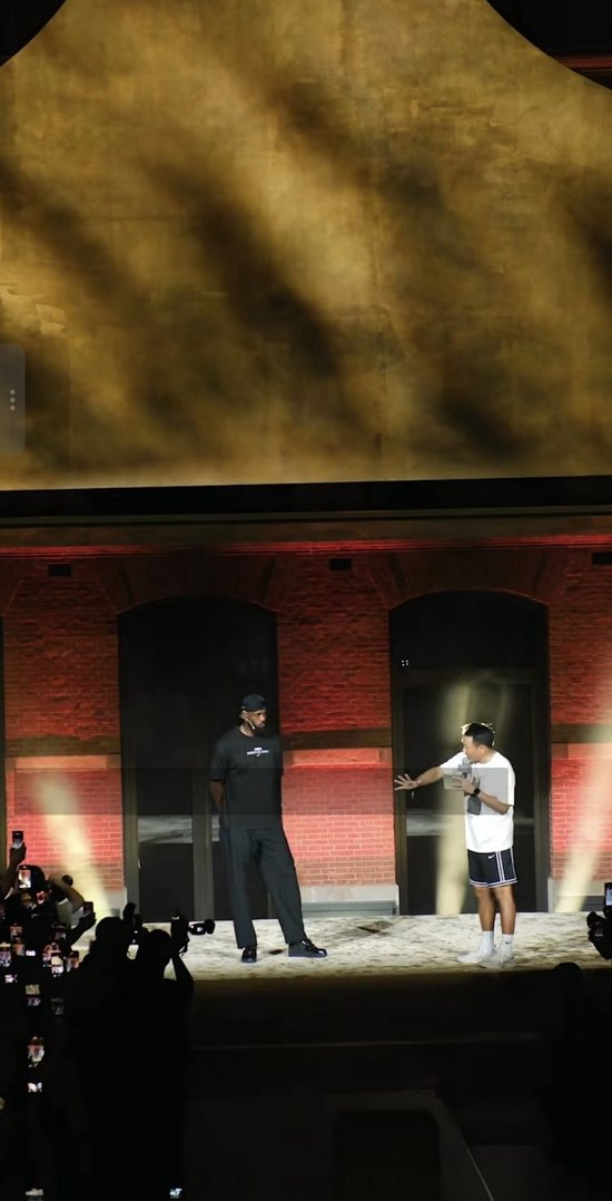 中国行上海站活动开始前 詹姆斯从高处张开双臂向球迷问好