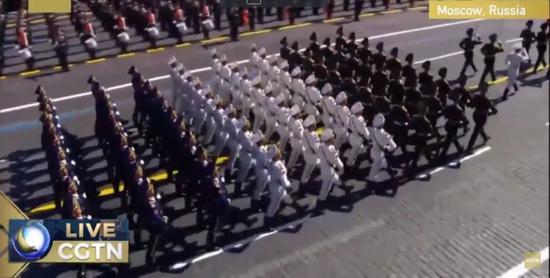 中国三军仪仗队走过红场。/CGTN直播截图