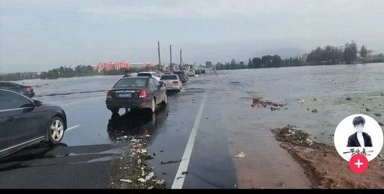  当地网友发布的视频显示，前几日河水已经漫过桥面，但仍有车辆正常通行。