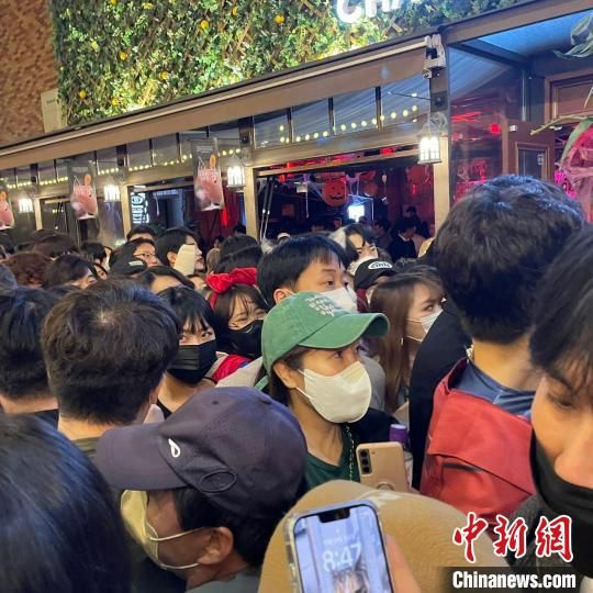 图为29日晚间，梨泰院附近聚集的人群。　姜轶之　摄