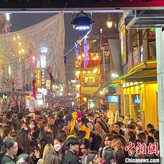 图为29日晚间，梨泰院附近聚集的人群。　姜轶之 摄