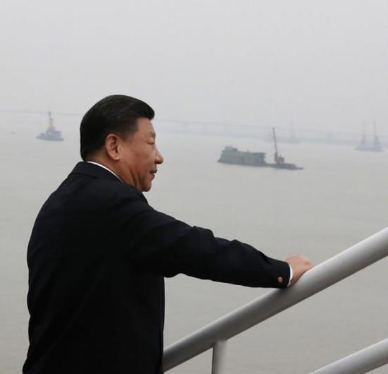 2018年4月25日下午，在湖南省岳阳市，习近平考察被誉为洞庭湖及长江流域水情“晴雨表”的城陵矶水文站，了解长江湖南段和洞庭湖流域水资源综合监测管理、防灾减灾情况。&nbsp;来源：新华社