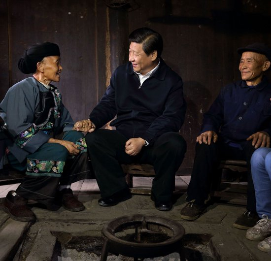 2013年11月3日，习近平总书记在湖南湘西土家族苗族自治州花垣县十八洞村同村民石拔三一家人促膝交谈。