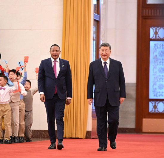 10月13日下午，国家主席习近平在北京人民大会堂同来华进行国事访问的博茨瓦纳总统博科举行会谈。这是会谈前，习近平在人民大会堂北大厅为博科举行欢迎仪式。新华社记者 李响 摄