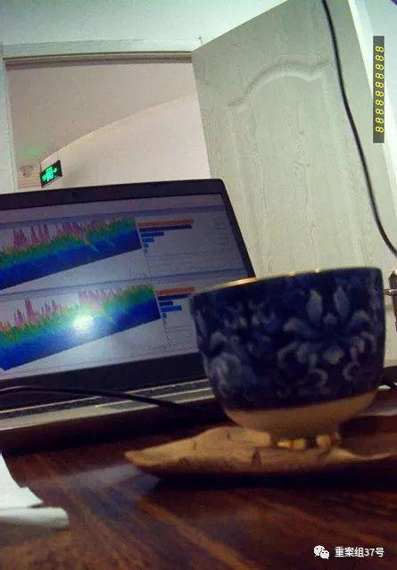 　　▲6月11日，石家庄一家全脑开发机构，给记者做脑波分析，曲解意思以证明耳机效果。新京报记者 陈亦凯 摄