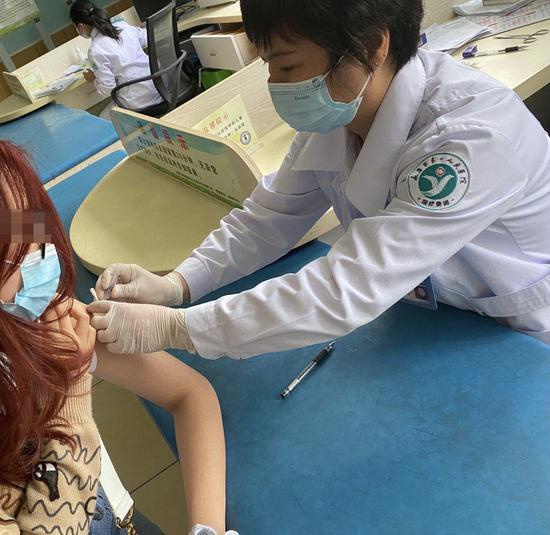 依雯接种新冠疫苗现场。本文图片均为受访者提供（除标注外）