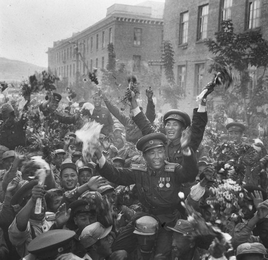 1958年，中国人民志愿军全部撤离朝鲜。这是朝鲜人民欢送中国人民志愿军回国的场面。（资料照片）