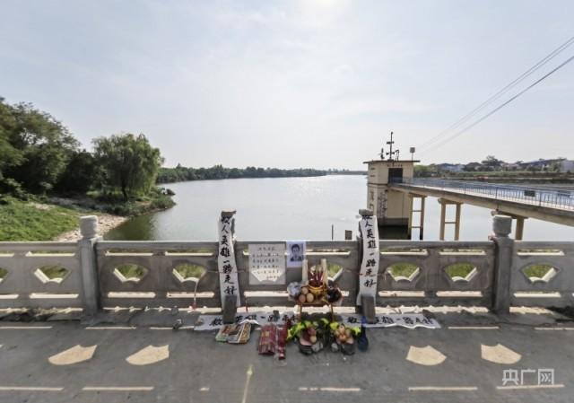  10日，当地群众自发到事发地悼念遇难者。央广网发 受访者 供图