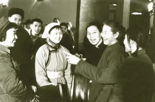 　第四届全国人大会议上龙梅、玉荣和女代表在交谈