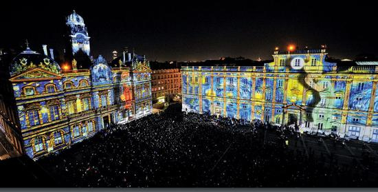 每一届法国里昂灯光节都会吸引大批民众前来欣赏。图/视觉中国