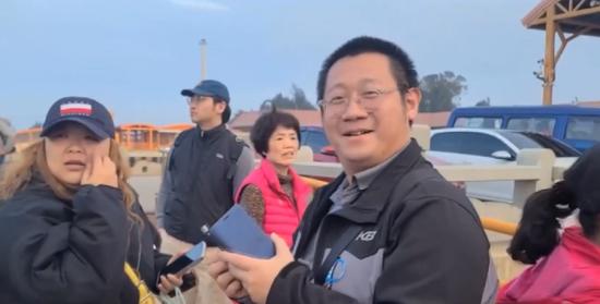 台湾游客登岸后接受采访。视频截图 图源：台媒