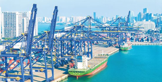 12月17日，海南海口秀英港集装箱码头，货轮在泊位上有序装卸。（视觉中国）