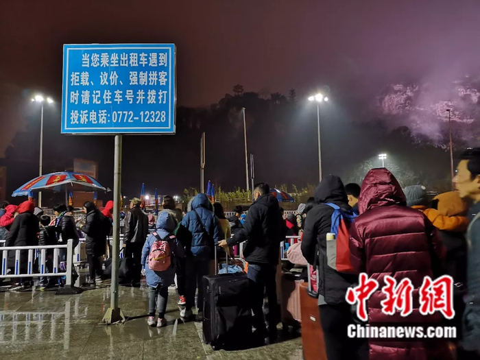 2月13日，柳州市火车站民众在有序排队打车。