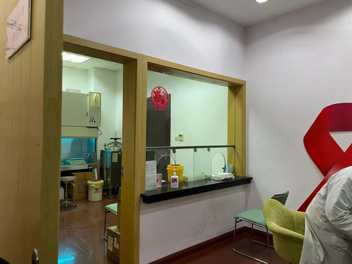 　　咨询室连着检测窗口