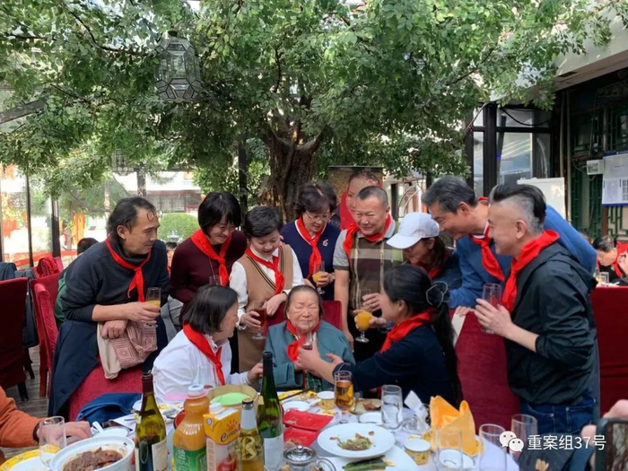 ▲90岁生日时，方掬芬被戴着红领巾的学生们包围着。受访者供图