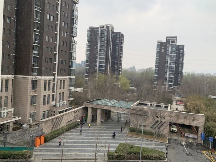 　　光大水墨风景小区位于蜂鸟家园对面，以大户型为主。2月以来，该小区挂售房源一度达到每平米16万元。吴斯旻/摄